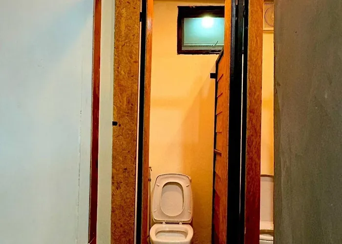 Crew On 3rd Floor Near Mrt 방콕